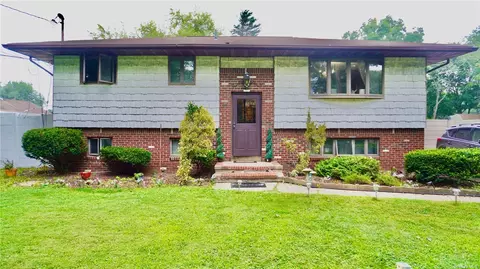 1 Franklin Ave, Brentwood, NY 11717