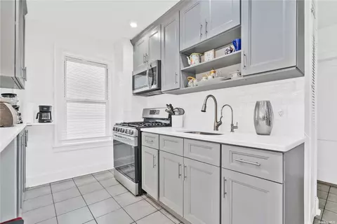 21-24 Ditmars Blvd, Long Island City, NY 11105