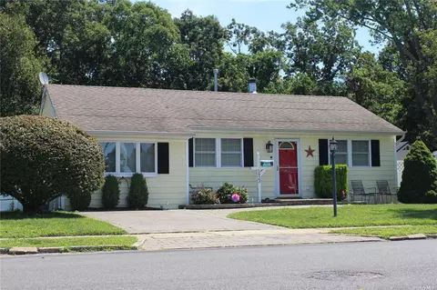 1423 Lombardy Blvd, Bay Shore, NY 11706