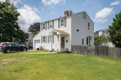 3 Tenth St, Carle Place, NY 11514