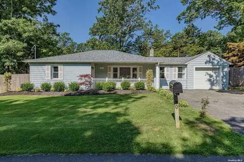 20 Ivy Rd, Rocky Point, NY 11778