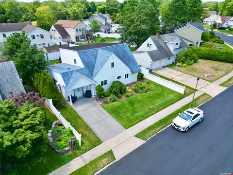 32 Branch Ln, Levittown, NY 11756
