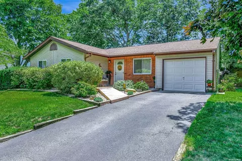 8 Elkin Dr, Middle Island, NY 11953