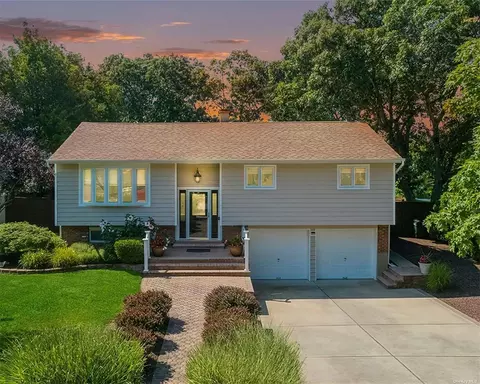 34 Weston Ln, Smithtown, NY 11787