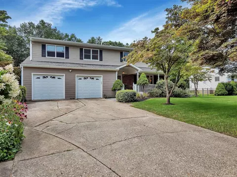 16 Metcale Ln, East Northport, NY 11731