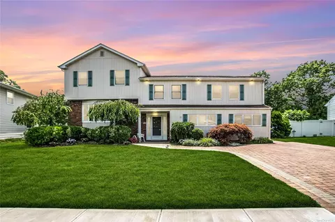 15 Poppy Dr, Massapequa Park, NY 11762