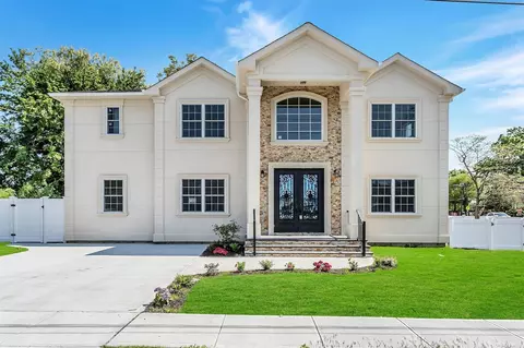 165 3rd St, Hicksville, NY 11801