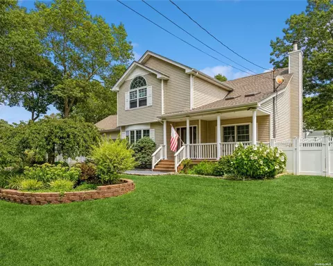 35 Williams Ave, Holtsville, NY 11742