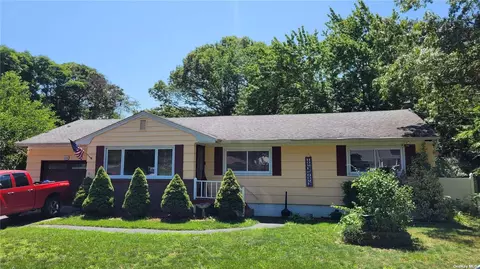 114 Coventry Ave, Mastic, NY 11950