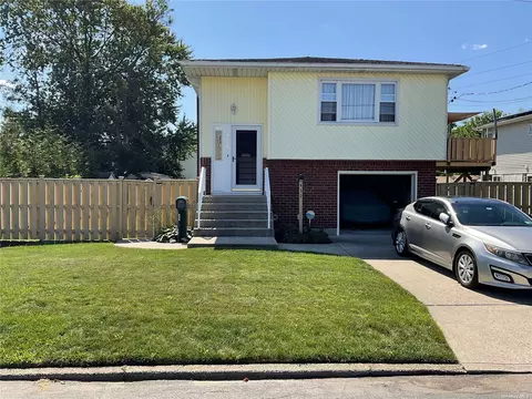 432 Heathcote Rd, Lindenhurst, NY 11757