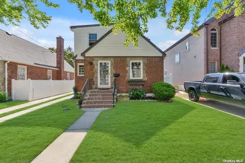 32-44 205th St, Bayside, NY 11361