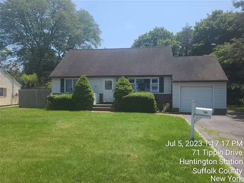 70 Tippin Dr, Huntington Station, NY 11746