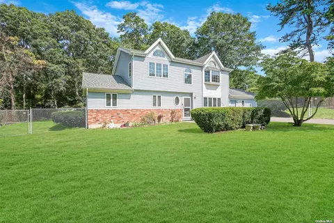 71 March Ct, Selden, NY 11784