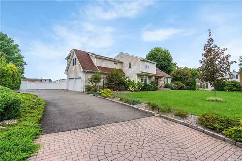 26 Dickerson Ave, Bayville, NY 11709