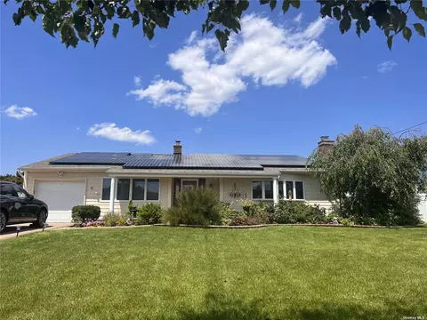 67 Norman Dr, Bohemia, NY 11716