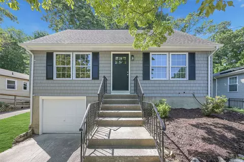 10 Hampton Rd, Sound Beach, NY 11789