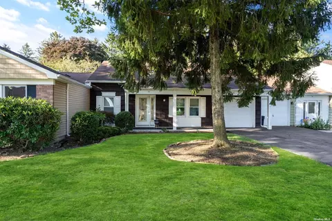 32 Hearthside Dr #32, Mount Sinai, NY 11766