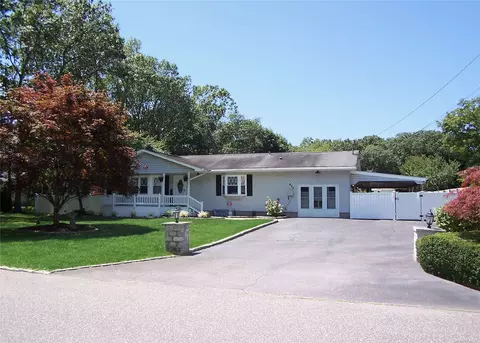 226 Maple St, Medford, NY 11763