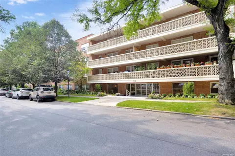 45 Hillpark Ave #2A, Great Neck, NY 11021