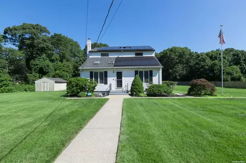 23 4th St, Coram, NY 11727