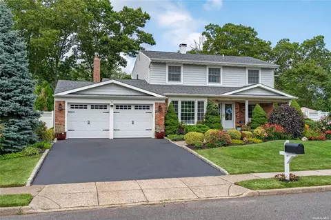 57 Penn St, Port Jefferson Station, NY 11776