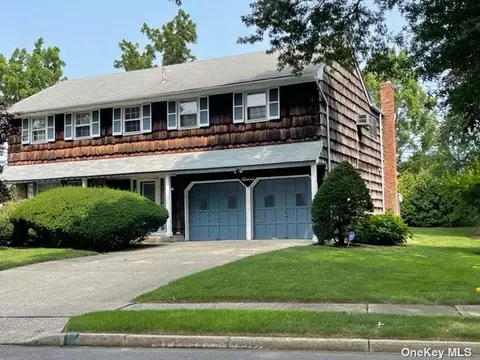 11 Lynwood Dr, Westbury, NY 11590