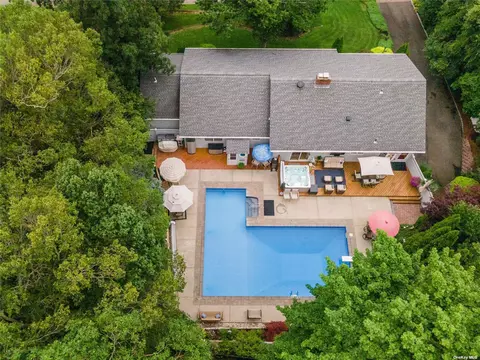 102 Linda Ln W, Riverhead, NY 11901