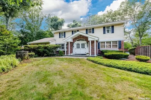 6 Susan Ln, Dix Hills, NY 11746