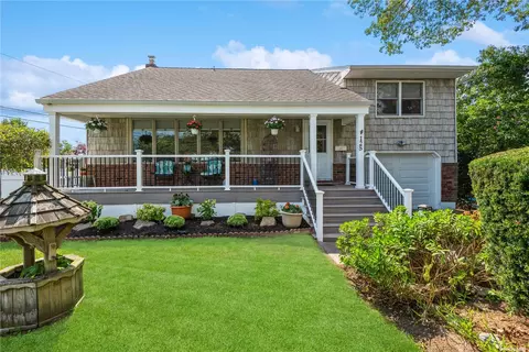 125 Deauville Blvd, Copiague, NY 11726