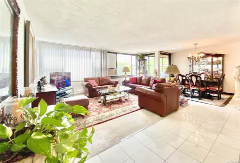 162-40 9 Ave #7D, Beechhurst, NY 11357
