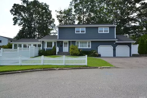 324 W 4th St, Deer Park, NY 11729