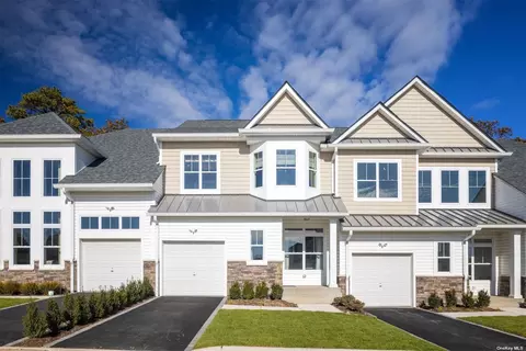 1239 Old Nichols Rd #36, Islandia, NY 11749