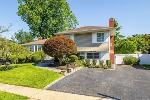 37 Damin Dr, Farmingdale, NY 11735