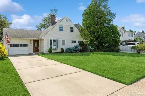 106 Gun Ln, Levittown, NY 11756