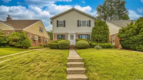 61-19 Little Neck Pkwy, Little Neck, NY 11362