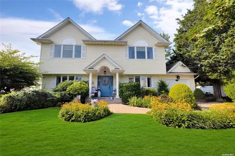 10 Highland St W, Massapequa, NY 11758