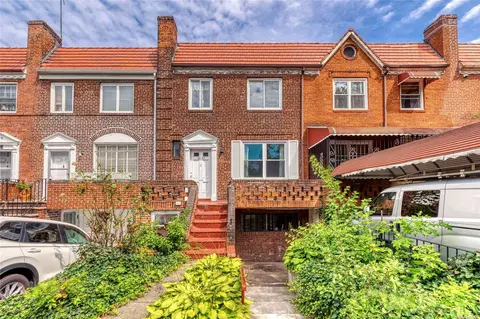 33-27 58th St, Woodside, NY 11377