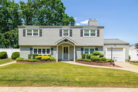 59 Oakrest Ln, Babylon, NY 11702