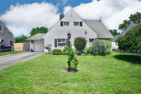 253 Orchid Rd, Levittown, NY 11756