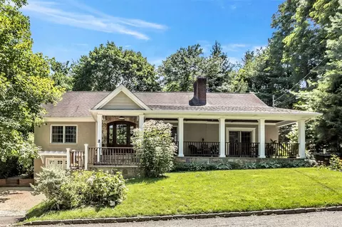 1 Depot Pl, Glen Head, NY 11545