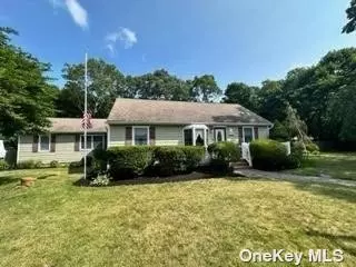 19 Katy St, Patchogue, NY 11772