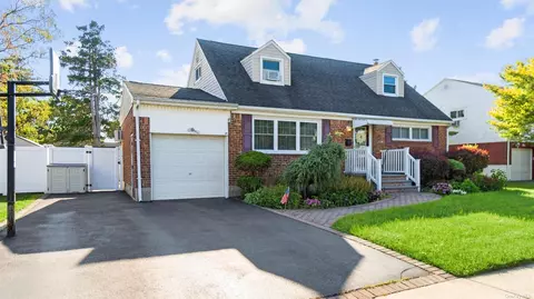 7 Clark St, Plainview, NY 11803