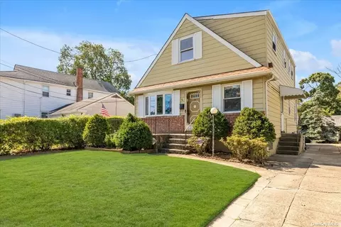 74 Fairmount St, Valley Stream, NY 11580