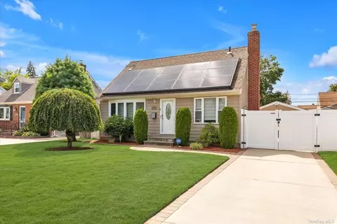 390 Emerson Pl, Uniondale, NY 11553