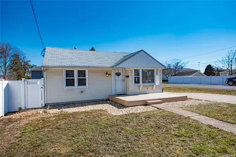 68 Wilson Ave, Amity Harbor, NY 11701