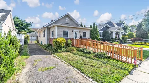 12 Barbara St, Bethpage, NY 11714