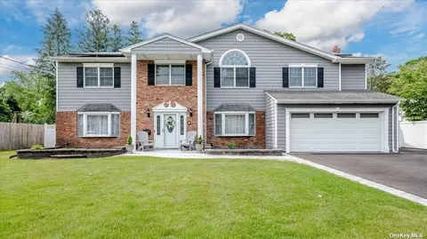 8 Hollister Ln, Islip, NY 11751