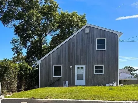 32 Seymour Dr, Shirley, NY 11967