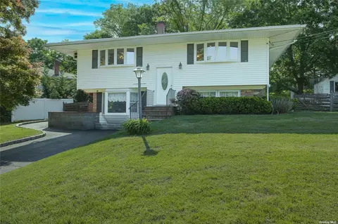 18 Bobcat Ln, East Setauket, NY 11733