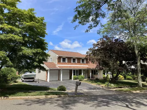 76 Hilden St, Kings Park, NY 11754